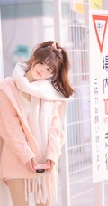 浅粉可爱少女，手拿粉色相机，穿着粉嘟嘟毛衣的可爱女生街拍写真图片