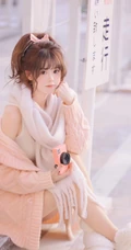 浅粉可爱少女，手拿粉色相机，穿着粉嘟嘟毛衣的可爱女生街拍写真图片