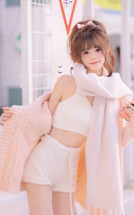 浅粉可爱少女，手拿粉色相机，穿着粉嘟嘟毛衣的可爱女生街拍写真图片