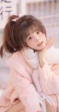 浅粉可爱少女，手拿粉色相机，穿着粉嘟嘟毛衣的可爱女生街拍写真图片