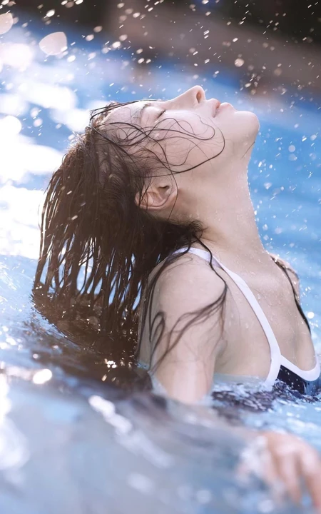 泳池里玩闹戏水的死库水女生摄影艺术写真图片