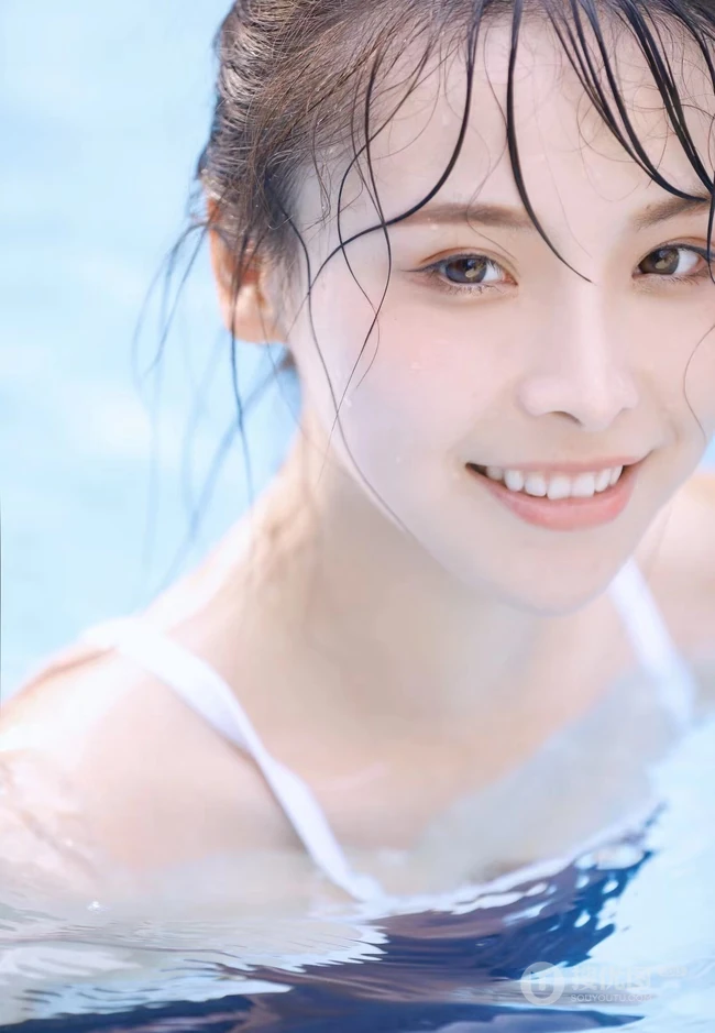 泳池里玩闹戏水的死库水女生摄影艺术写真图片