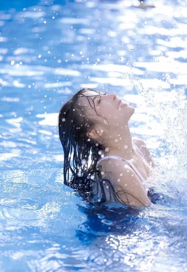 泳池里玩闹戏水的死库水女生摄影艺术写真图片