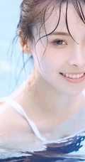 泳池里玩闹戏水的死库水女生摄影艺术写真图片
