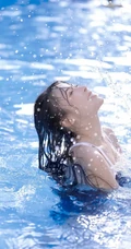 泳池里玩闹戏水的死库水女生摄影艺术写真图片