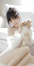 少女和她的可爱小猫，超白皙浅粉大长腿漂亮可人女生暖白穿搭室内写真套图