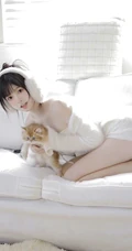 少女和她的可爱小猫，超白皙浅粉大长腿漂亮可人女生暖白穿搭室内写真套图