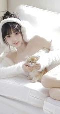 少女和她的可爱小猫，超白皙浅粉大长腿漂亮可人女生暖白穿搭室内写真套图