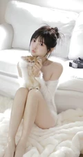 少女和她的可爱小猫，超白皙浅粉大长腿漂亮可人女生暖白穿搭室内写真套图