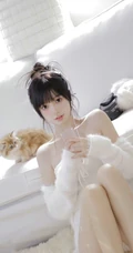 少女和她的可爱小猫，超白皙浅粉大长腿漂亮可人女生暖白穿搭室内写真套图