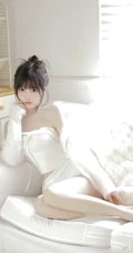 少女和她的可爱小猫，超白皙浅粉大长腿漂亮可人女生暖白穿搭室内写真套图