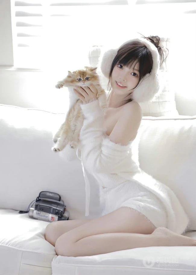 少女和她的可爱小猫，超白皙浅粉大长腿漂亮可人女生暖白穿搭室内写真套图