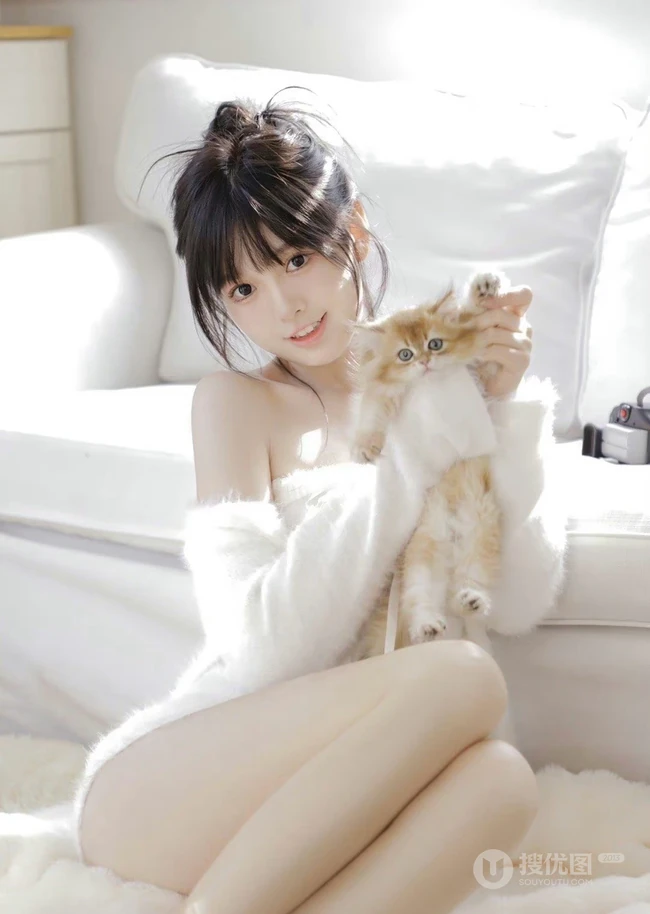 少女和她的可爱小猫，超白皙浅粉大长腿漂亮可人女生暖白穿搭室内写真套图