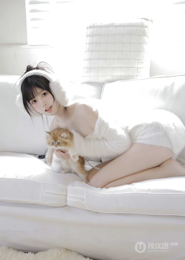 少女和她的可爱小猫，超白皙浅粉大长腿漂亮可人女生暖白穿搭室内写真套图