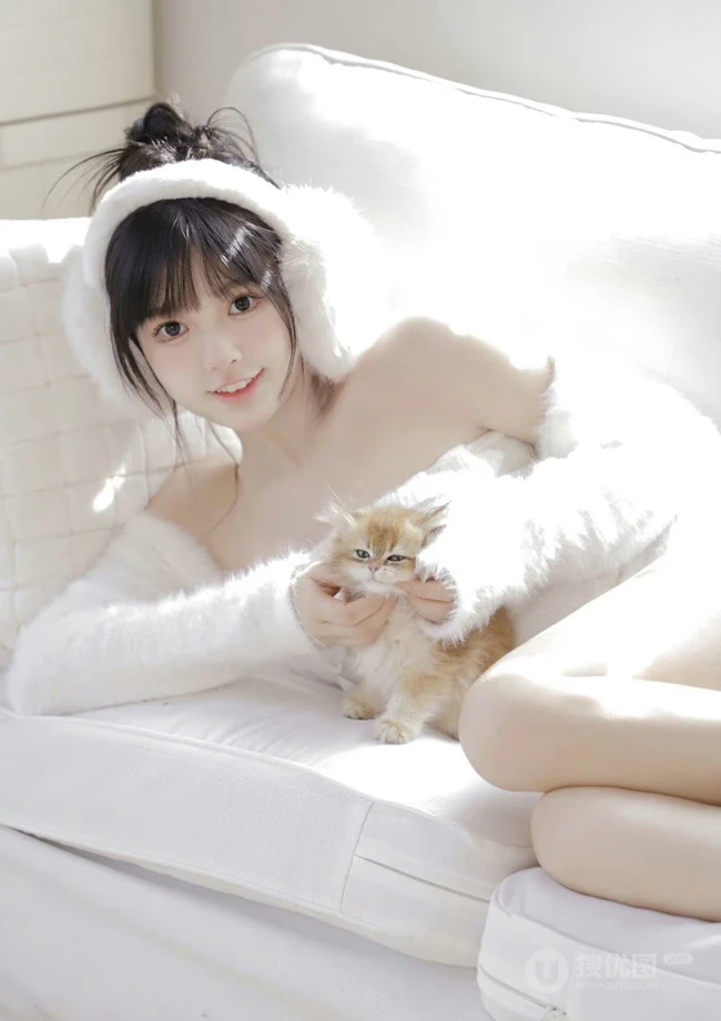 少女和她的可爱小猫，超白皙浅粉大长腿漂亮可人女生暖白穿搭室内写真套图