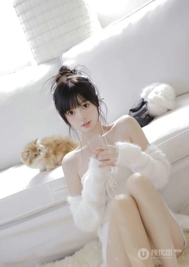 少女和她的可爱小猫，超白皙浅粉大长腿漂亮可人女生暖白穿搭室内写真套图