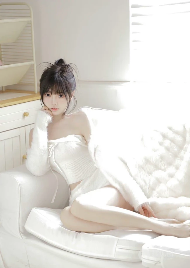 少女和她的可爱小猫，超白皙浅粉大长腿漂亮可人女生暖白穿搭室内写真套图