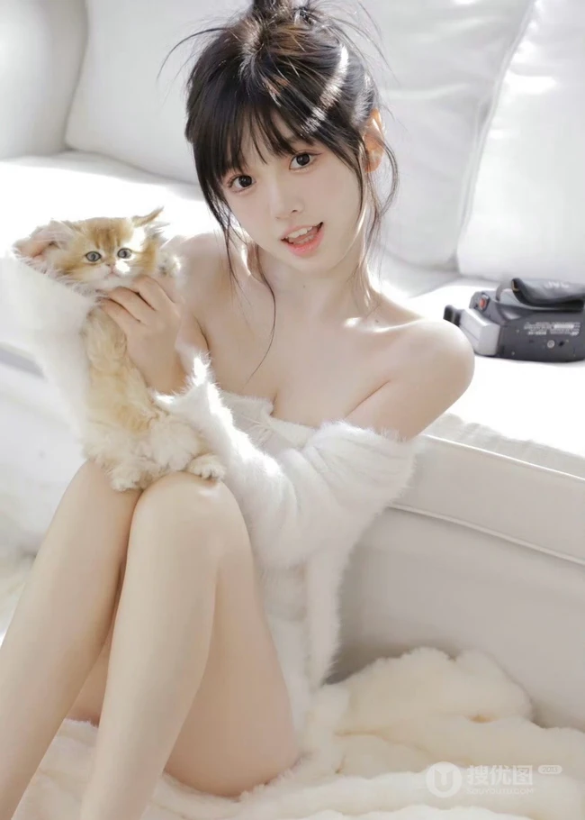 少女和她的可爱小猫，超白皙浅粉大长腿漂亮可人女生暖白穿搭室内写真套图
