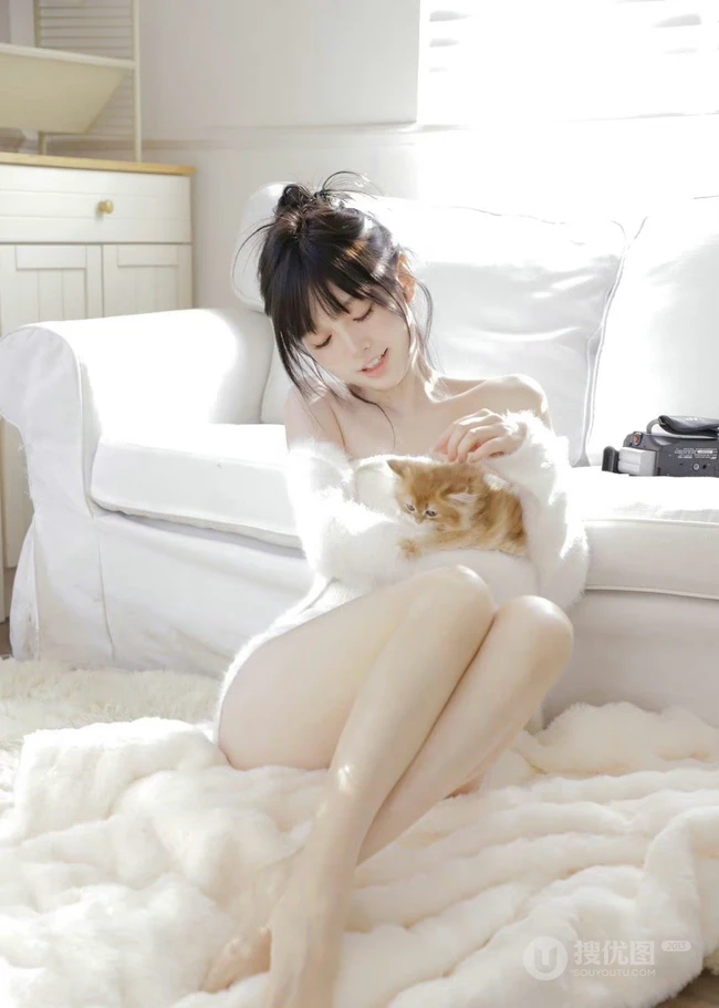 少女和她的可爱小猫，超白皙浅粉大长腿漂亮可人女生暖白穿搭室内写真套图