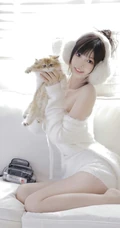 少女和她的可爱小猫，超白皙浅粉大长腿漂亮可人女生暖白穿搭室内写真套图