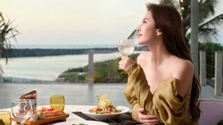 刘亦菲壁纸，美女刘亦菲旅拍度假加多套不同服饰穿搭写真壁纸套图