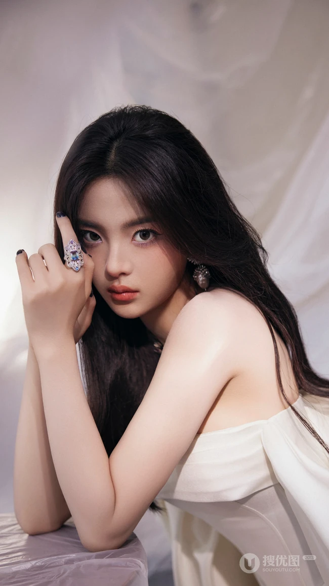 杨超越壁纸，美女杨超越一袭抹胸白色紧身连衣短裙穿搭超美时尚手机壁纸图