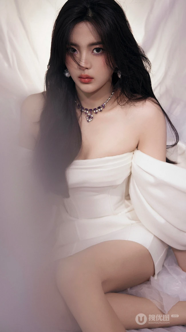 杨超越壁纸，美女杨超越一袭抹胸白色紧身连衣短裙穿搭超美时尚手机壁纸图