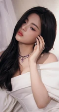 杨超越壁纸，美女杨超越一袭抹胸白色紧身连衣短裙穿搭超美时尚手机壁纸图