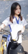 网红女生模特儿豆瓣酱身着学妹制服公交车场景拍摄丰腴身材别样风情写真图集