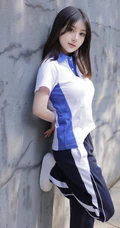 网红女生模特儿豆瓣酱身着学妹制服公交车场景拍摄丰腴身材别样风情写真图集
