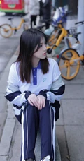 网红女生模特儿豆瓣酱身着学妹制服公交车场景拍摄丰腴身材别样风情写真图集