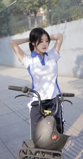 网红女生模特儿豆瓣酱身着学妹制服公交车场景拍摄丰腴身材别样风情写真图集