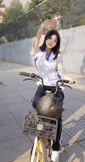 网红女生模特儿豆瓣酱身着学妹制服公交车场景拍摄丰腴身材别样风情写真图集