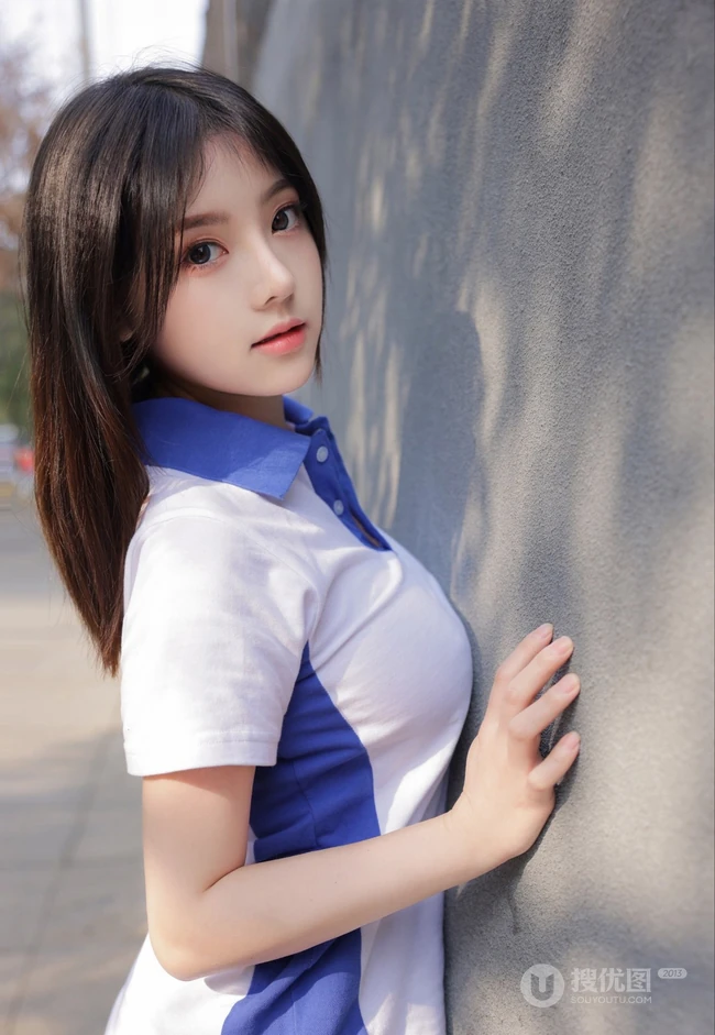 网红女生模特儿豆瓣酱身着学妹制服公交车场景拍摄丰腴身材别样风情写真图集