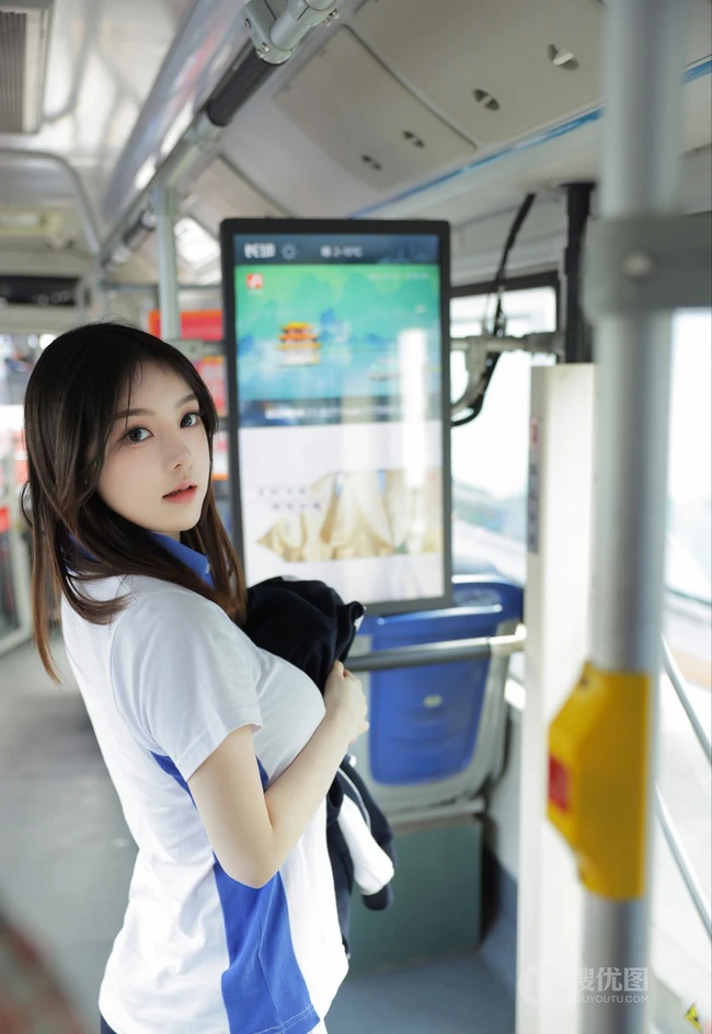 网红女生模特儿豆瓣酱身着学妹制服公交车场景拍摄丰腴身材别样风情写真图集