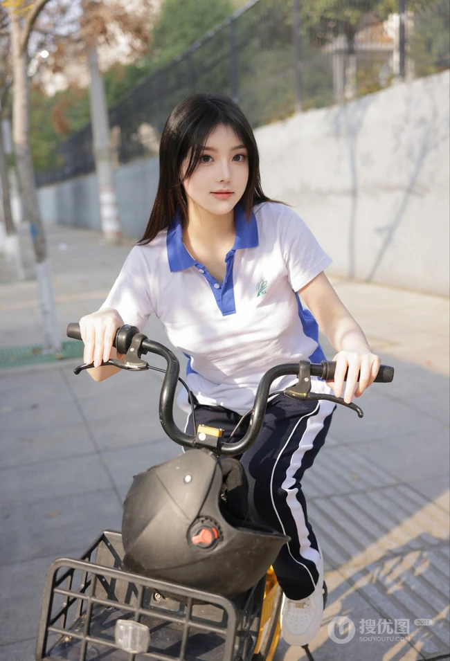 网红女生模特儿豆瓣酱身着学妹制服公交车场景拍摄丰腴身材别样风情写真图集