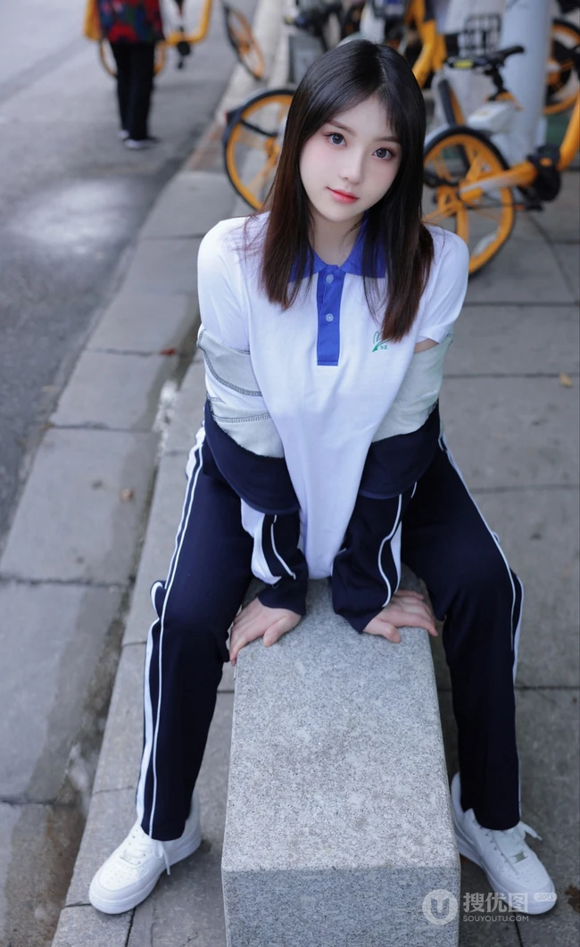 网红女生模特儿豆瓣酱身着学妹制服公交车场景拍摄丰腴身材别样风情写真图集