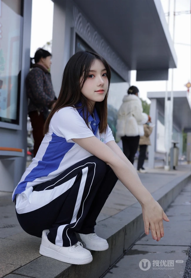 网红女生模特儿豆瓣酱身着学妹制服公交车场景拍摄丰腴身材别样风情写真图集