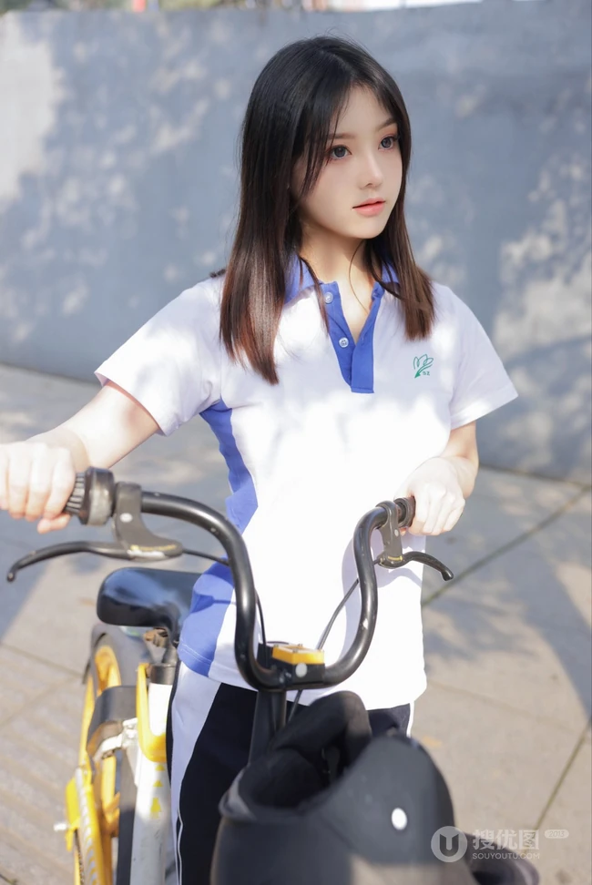 网红女生模特儿豆瓣酱身着学妹制服公交车场景拍摄丰腴身材别样风情写真图集
