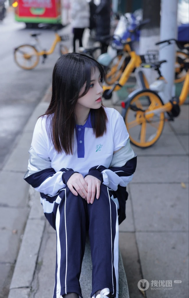 网红女生模特儿豆瓣酱身着学妹制服公交车场景拍摄丰腴身材别样风情写真图集
