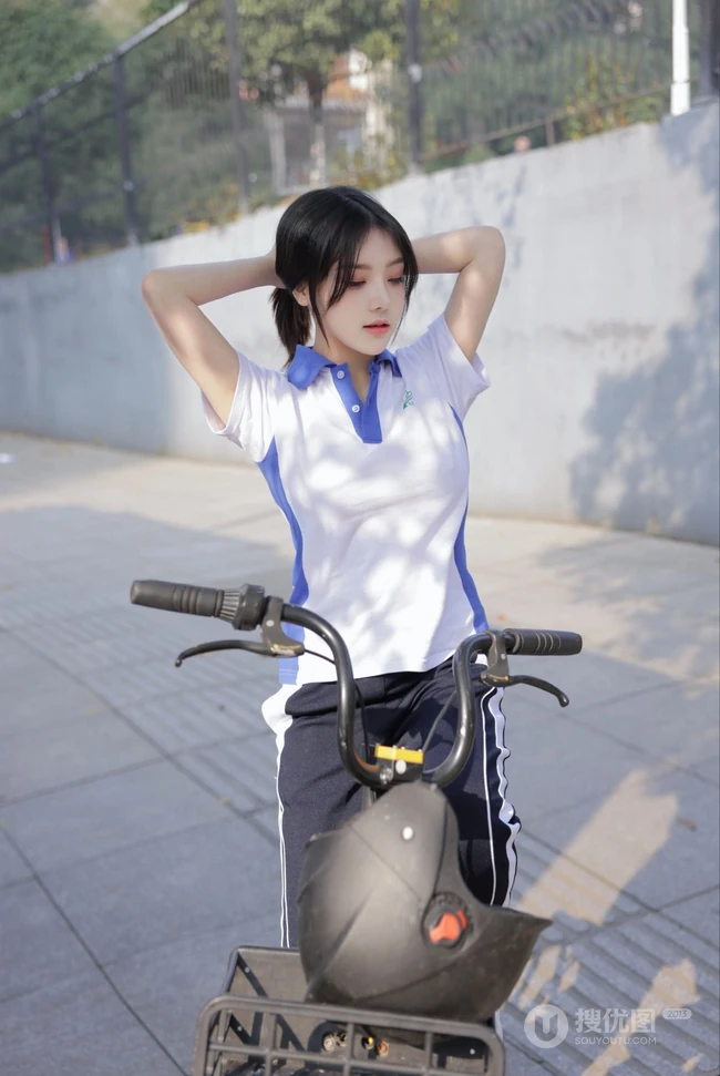 网红女生模特儿豆瓣酱身着学妹制服公交车场景拍摄丰腴身材别样风情写真图集