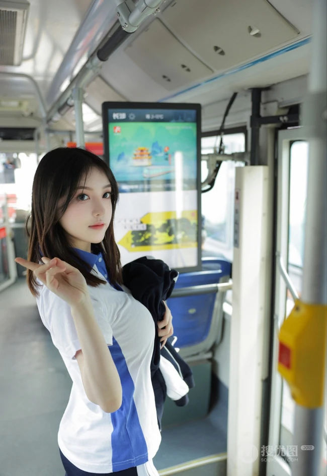 网红女生模特儿豆瓣酱身着学妹制服公交车场景拍摄丰腴身材别样风情写真图集