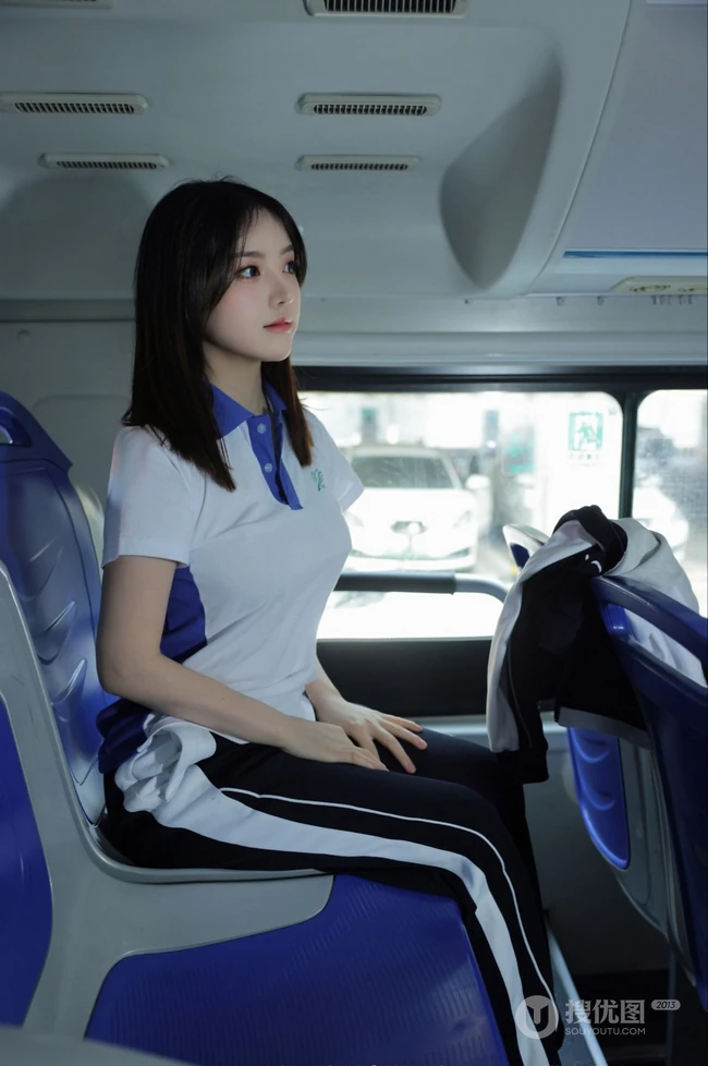 网红女生模特儿豆瓣酱身着学妹制服公交车场景拍摄丰腴身材别样风情写真图集