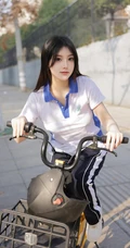 网红女生模特儿豆瓣酱身着学妹制服公交车场景拍摄丰腴身材别样风情写真图集