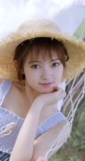 睡在户外吊室内，头戴斗笠，身着肩带裙的可爱短发女生清新写真套图