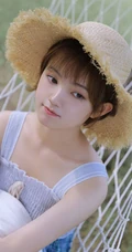 睡在户外吊室内，头戴斗笠，身着肩带裙的可爱短发女生清新写真套图