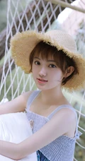 睡在户外吊室内，头戴斗笠，身着肩带裙的可爱短发女生清新写真套图