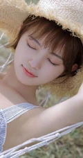 睡在户外吊室内，头戴斗笠，身着肩带裙的可爱短发女生清新写真套图