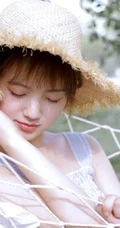 睡在户外吊室内，头戴斗笠，身着肩带裙的可爱短发女生清新写真套图