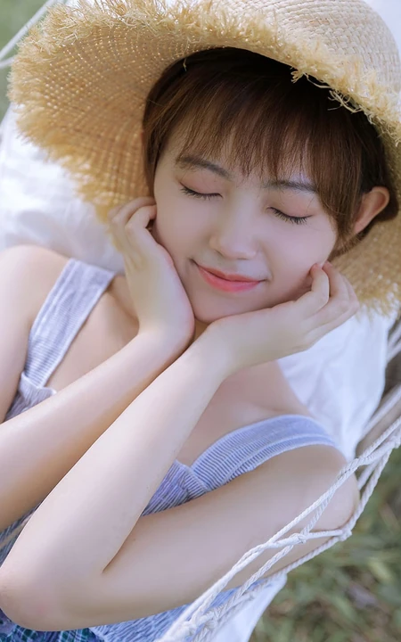 睡在户外吊室内，头戴斗笠，身着肩带裙的可爱短发女生清新写真套图
